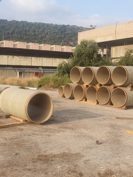 סידור צינורות על משטחי עץ1.